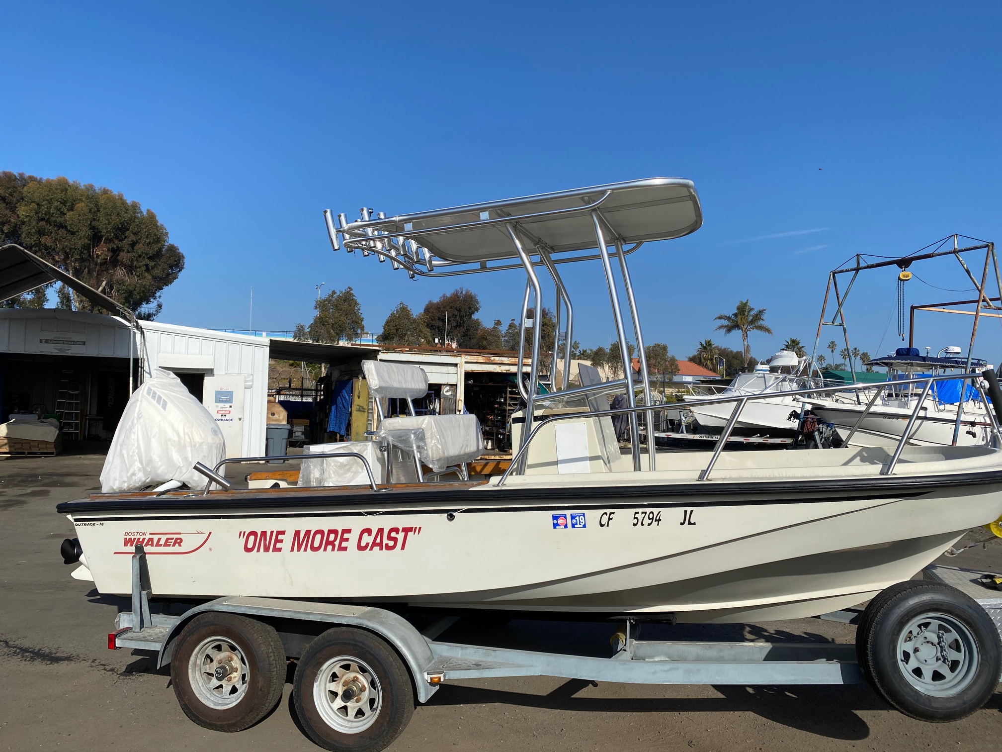 Boston Whaler equipped with a double rod rack on its T-Top